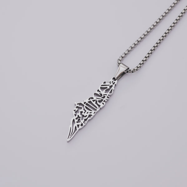 Men's Palestine map necklace with patriotic inscription 'Inna Ma'a Al-Usri Yusra' in black and silver, symbolizing strength and hope.