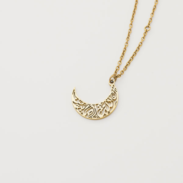 Sabr Crescent Moon Necklace – 18K Gold-Plated Islamic Jewelry with Arabic Calligraphy for Women