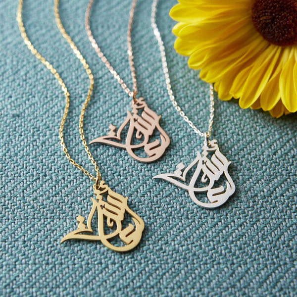 Custom Arabic name necklace, 18K gold-plated personalized jewelry for women, unique Arabic calligraphy design, available in rose gold and silver.